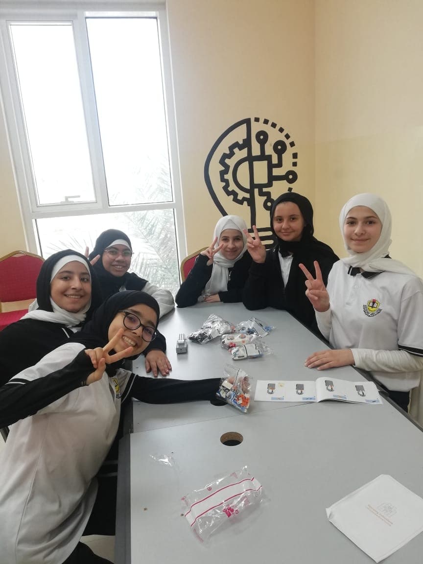 صورة لطلاب الشعلة في الفصل الدراسي